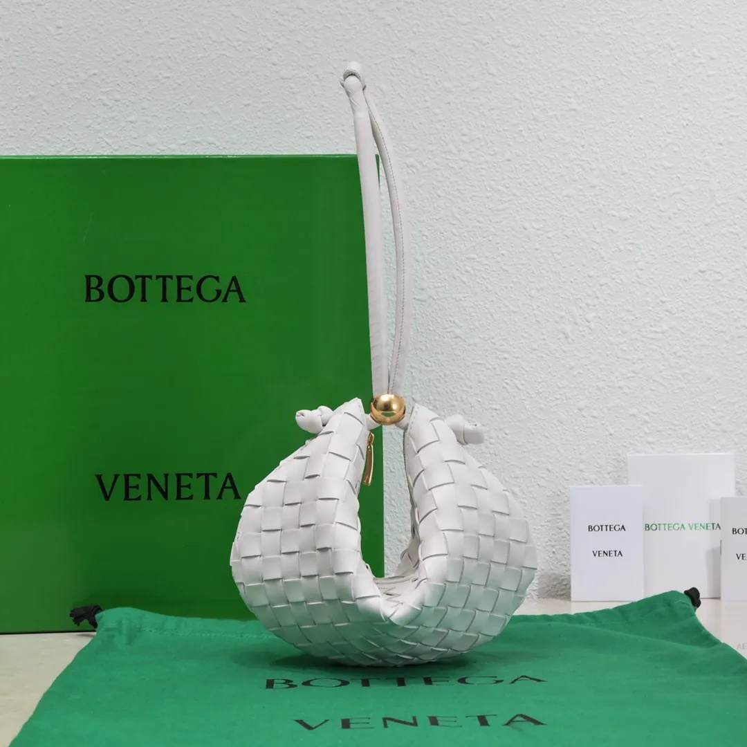 Batch 1220 BV has released new products. The small size TURN #recommended new hot style is still the classic woven logo that we can recognize at a glance. It is really a unique style that is familiar and unfamiliar! Made of sheepskin braiding, with beautiful gold beads on the shoulder straps for free adjustment. You can switch between the shoulder bag and the handbag at will. It has a concave and convex shape anytime and anywhere. It is a practical king with a unique personality. It also has the right color combination that can be sweet or salty. It is full of style. It is a beautiful summer catwalk style. Pull it out quickly. Small size: 29*3*19. Model: 6699-2#